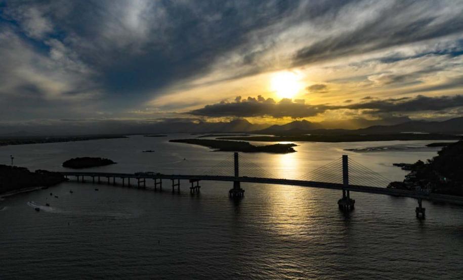 Ponte de Guaratuba: a duas semanas da inauguração, obras reúnem quase 500 funcionários