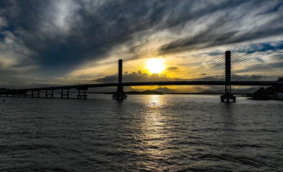 Ponte de Guaratuba: a duas semanas da inauguração, obras reúnem quase 500 funcionários