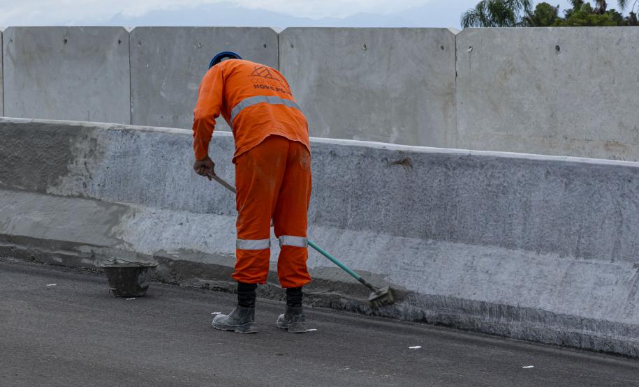 Operários da Ponte de Guaratuba festejam entrega da estrutura no Dia do Trabalhador