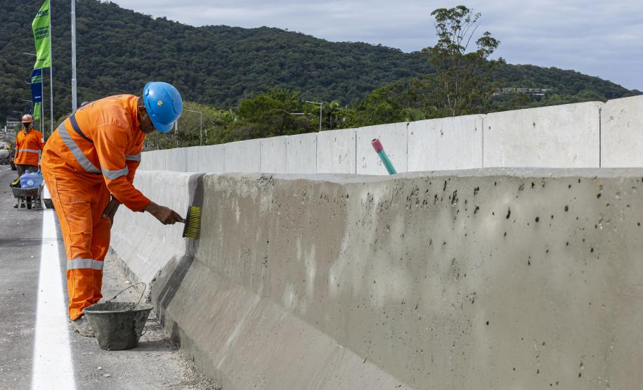Operários da Ponte de Guaratuba festejam entrega da estrutura no Dia do Trabalhador