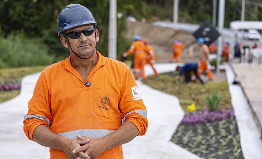 Operários da Ponte de Guaratuba festejam entrega da estrutura no Dia do Trabalhador