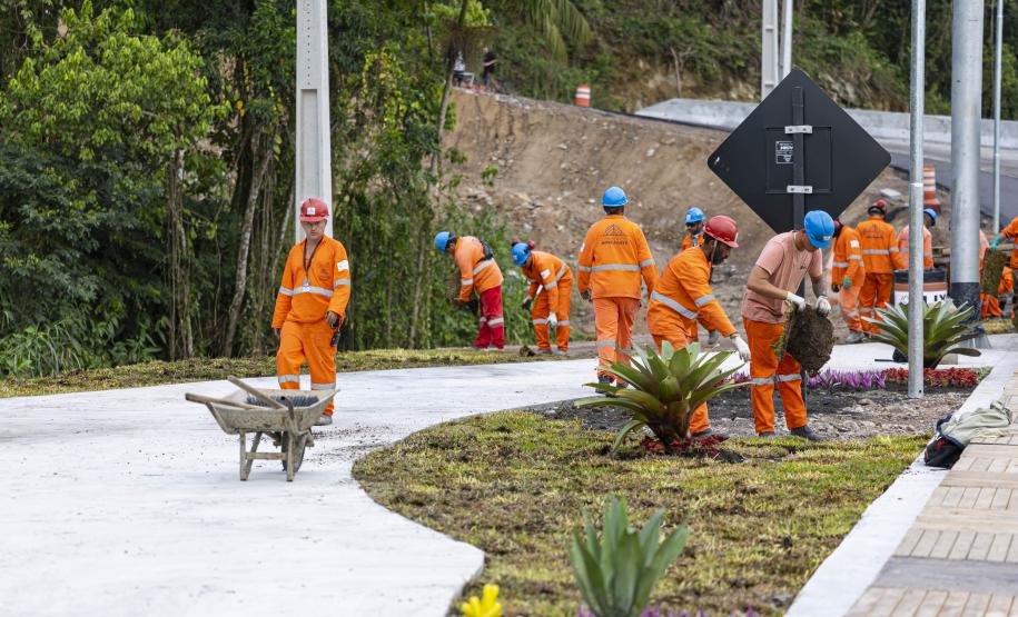 Operários da Ponte de Guaratuba festejam entrega da estrutura no Dia do Trabalhador