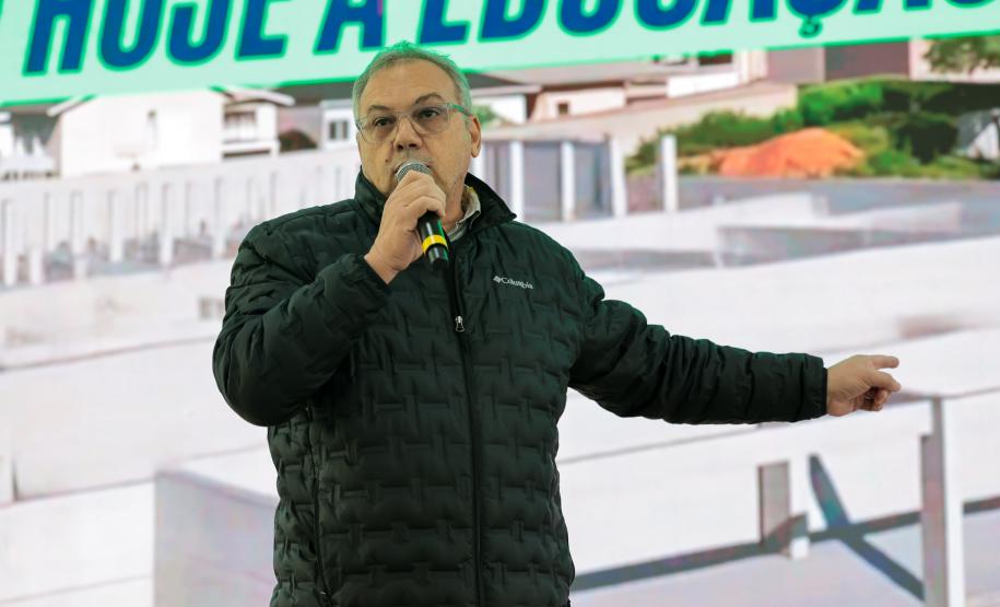 O governador Carlos Massa Ratinho Junior e o secretário da Educação, Roni Miranda, assinam nesta quarta-feira (24), o contrato do programa Mais Escolas Paraná