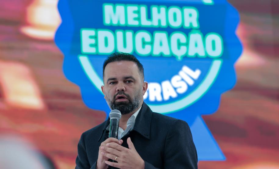 O governador Carlos Massa Ratinho Junior e o secretário da Educação, Roni Miranda, assinam nesta quarta-feira (24), o contrato do programa Mais Escolas Paraná