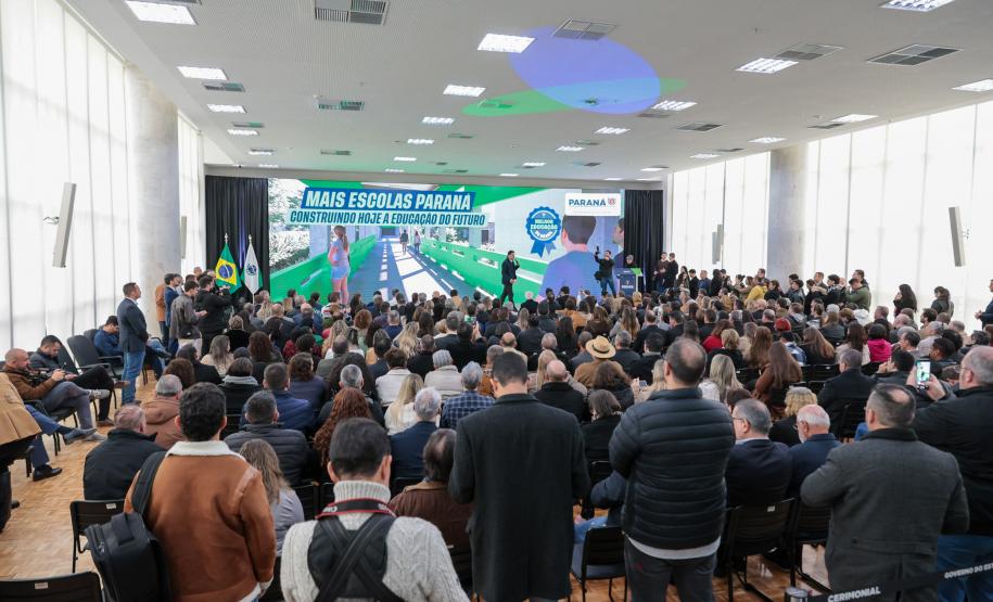 O governador Carlos Massa Ratinho Junior e o secretário da Educação, Roni Miranda, assinam nesta quarta-feira (24), o contrato do programa Mais Escolas Paraná