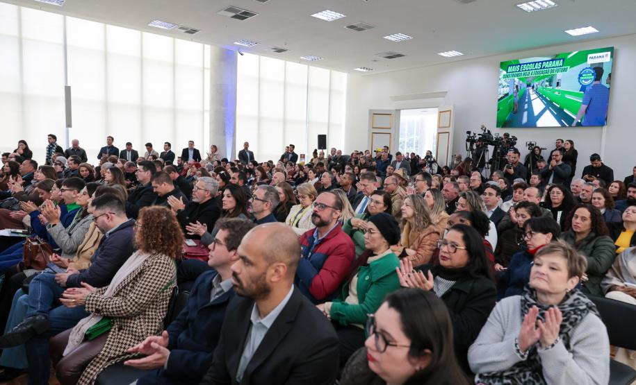 O governador Carlos Massa Ratinho Junior e o secretário da Educação, Roni Miranda, assinam nesta quarta-feira (24), o contrato do programa Mais Escolas Paraná