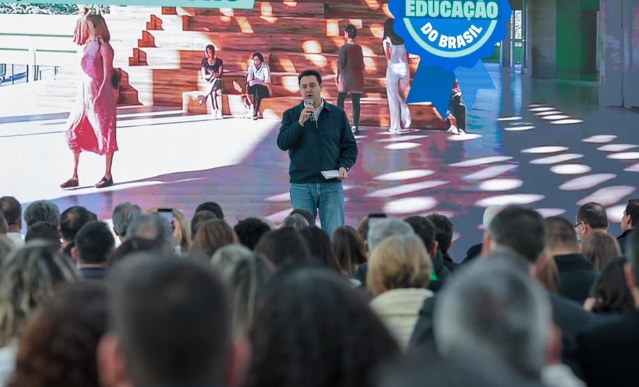 O governador Carlos Massa Ratinho Junior e o secretário da Educação, Roni Miranda, assinam nesta quarta-feira (24), o contrato do programa Mais Escolas Paraná