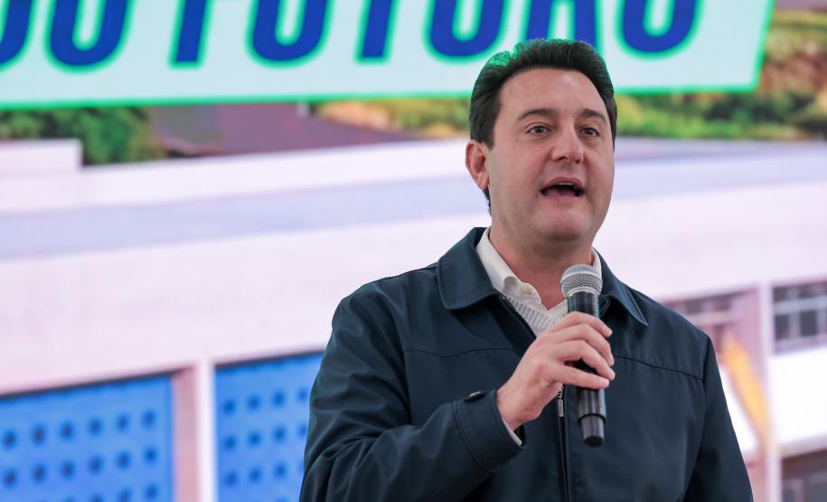 O governador Carlos Massa Ratinho Junior e o secretário da Educação, Roni Miranda, assinam nesta quarta-feira (24), o contrato do programa Mais Escolas Paraná