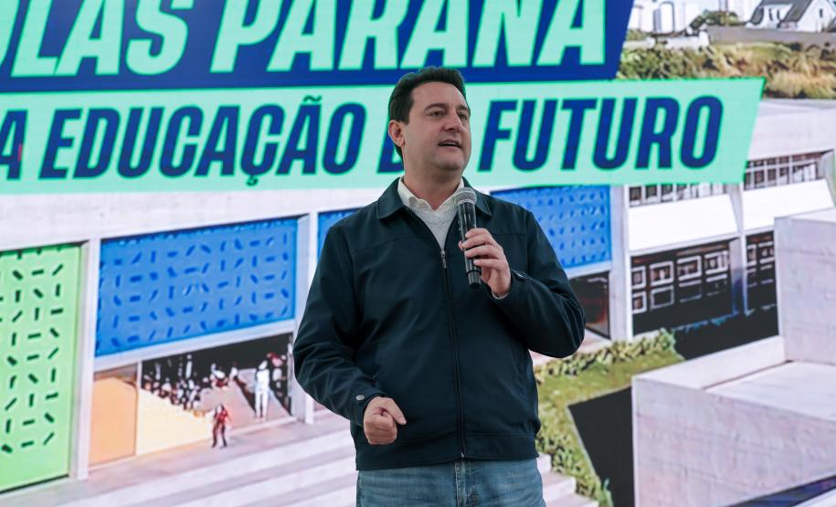 O governador Carlos Massa Ratinho Junior e o secretário da Educação, Roni Miranda, assinam nesta quarta-feira (24), o contrato do programa Mais Escolas Paraná