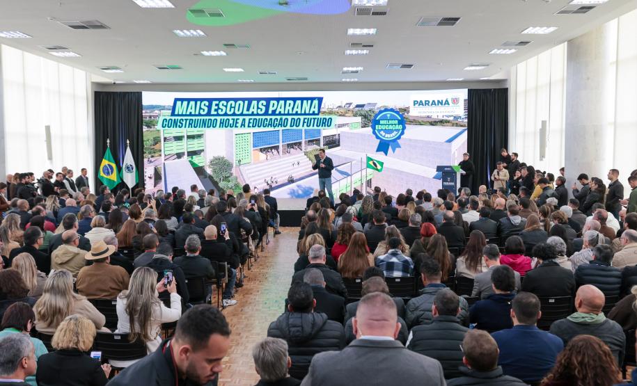 O governador Carlos Massa Ratinho Junior e o secretário da Educação, Roni Miranda, assinam nesta quarta-feira (24), o contrato do programa Mais Escolas Paraná