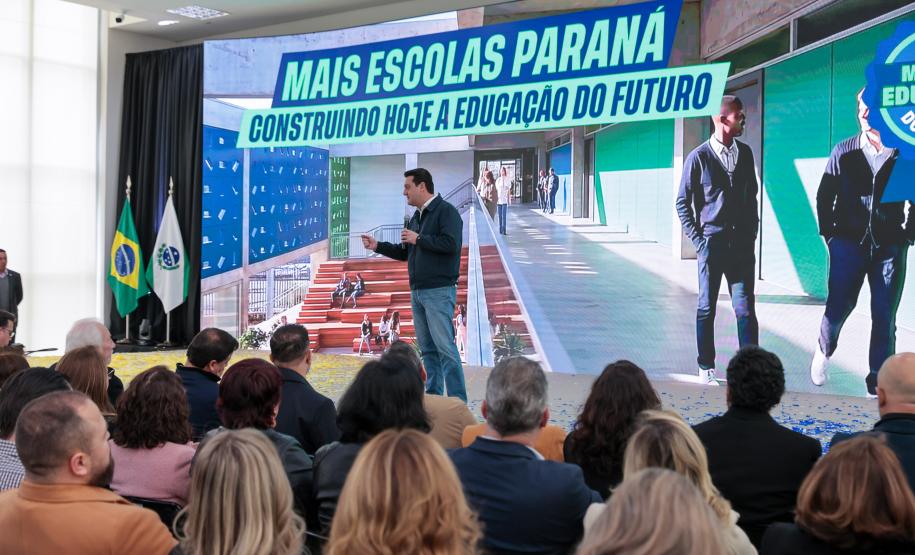O governador Carlos Massa Ratinho Junior e o secretário da Educação, Roni Miranda, assinam nesta quarta-feira (24), o contrato do programa Mais Escolas Paraná