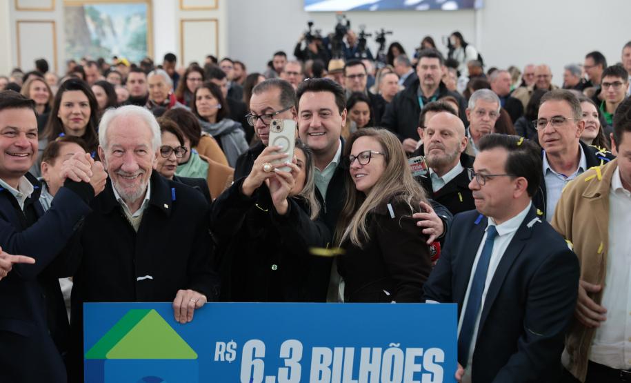 O governador Carlos Massa Ratinho Junior e o secretário da Educação, Roni Miranda, assinam nesta quarta-feira (24), o contrato do programa Mais Escolas Paraná