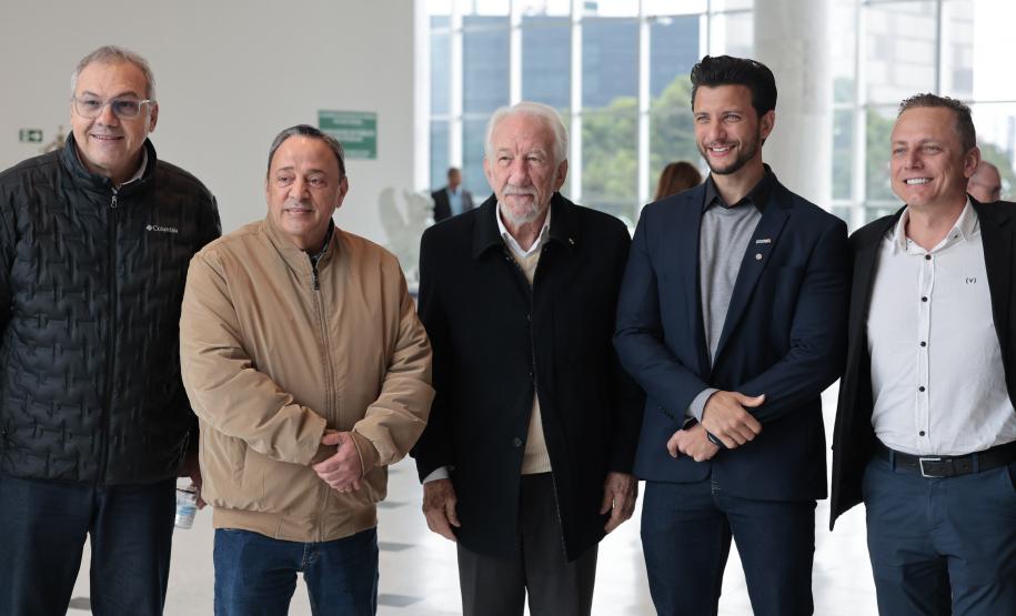 O governador Carlos Massa Ratinho Junior e o secretário da Educação, Roni Miranda, assinam nesta quarta-feira (24), o contrato do programa Mais Escolas Paraná