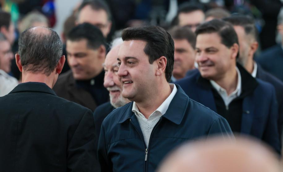 O governador Carlos Massa Ratinho Junior e o secretário da Educação, Roni Miranda, assinam nesta quarta-feira (24), o contrato do programa Mais Escolas Paraná