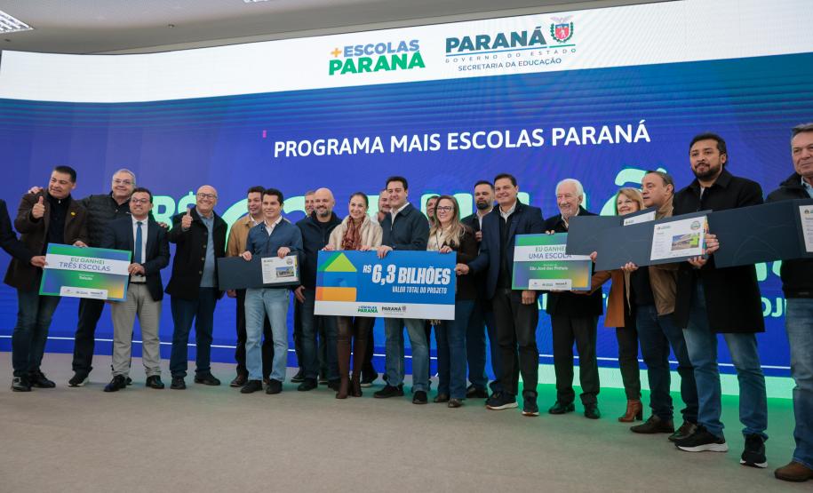 O governador Carlos Massa Ratinho Junior e o secretário da Educação, Roni Miranda, assinam nesta quarta-feira (24), o contrato do programa Mais Escolas Paraná