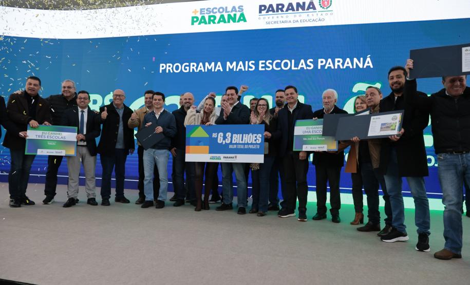 O governador Carlos Massa Ratinho Junior e o secretário da Educação, Roni Miranda, assinam nesta quarta-feira (24), o contrato do programa Mais Escolas Paraná