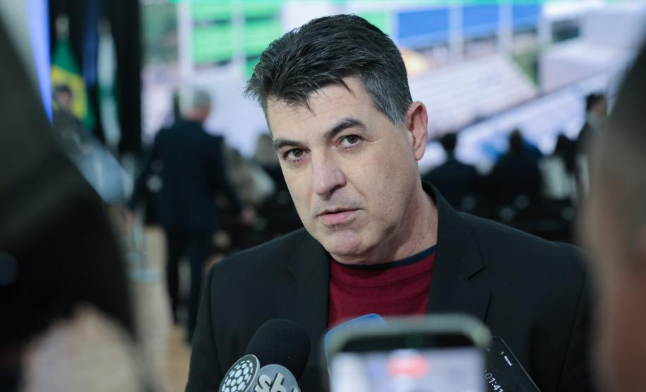O governador Carlos Massa Ratinho Junior e o secretário da Educação, Roni Miranda, assinam nesta quarta-feira (24), o contrato do programa Mais Escolas Paraná