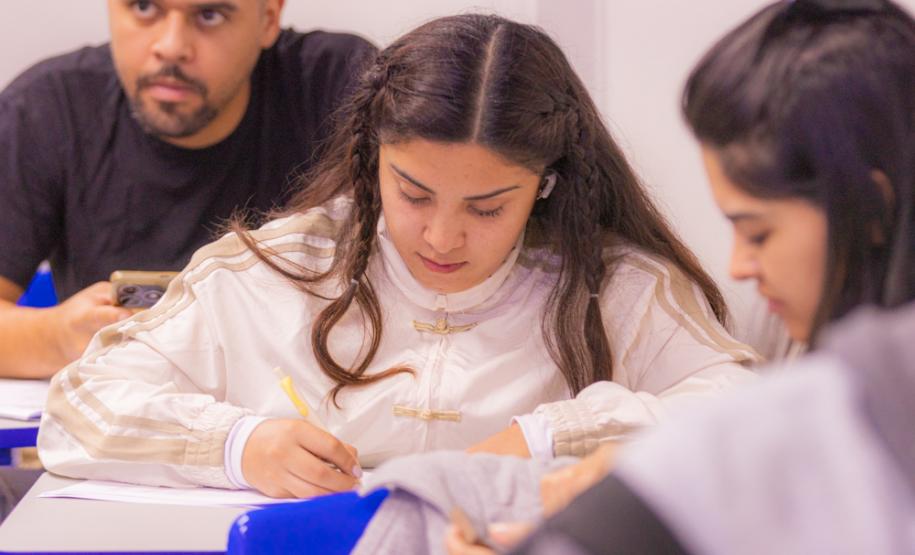 Migrantes de 14 nacionalidades aprendem português em projeto da UEPG