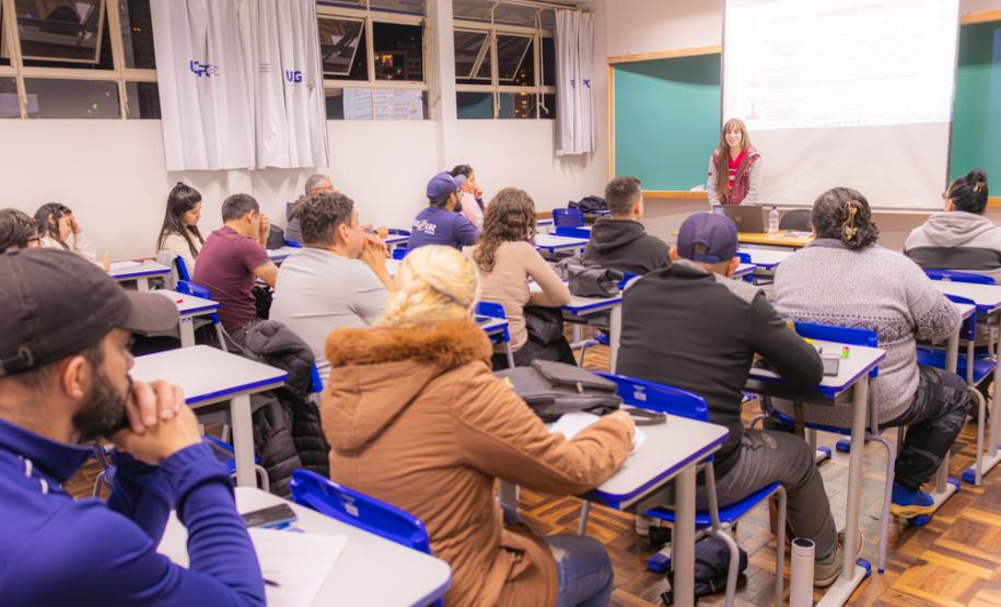 Migrantes de 14 nacionalidades aprendem português em projeto da UEPG