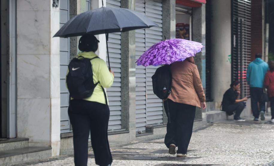 Tempestades se afastam do Paraná; chuvas mais intensas são prevista a partir de quinta