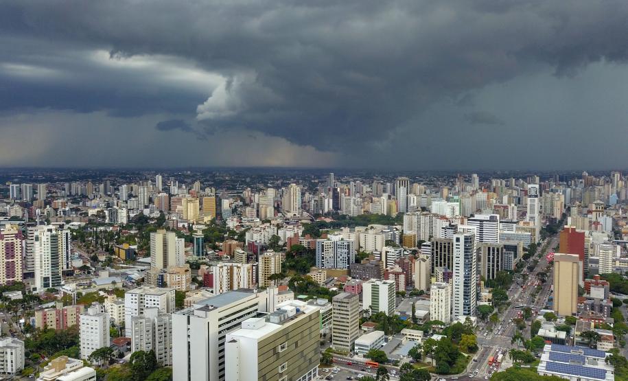 Tempestades se afastam do Paraná; chuvas mais intensas são prevista a partir de quinta