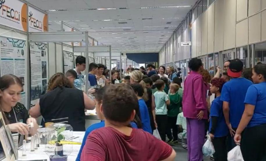 Feira reunirá milhares de estudantes em um grande encontro de ciência em Curitiba