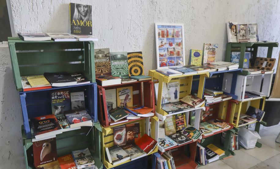 Rua da Cidadania do Cajuru ganha nova biblioteca organizada por alunos da Universidade Aberta à Pessoa Idosa (Unapi), como parte do Trabalho de Conclusão de Curso (TCC)