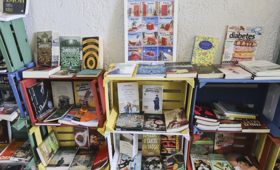 Rua da Cidadania do Cajuru ganha nova biblioteca organizada por alunos da Universidade Aberta à Pessoa Idosa (Unapi), como parte do Trabalho de Conclusão de Curso (TCC)