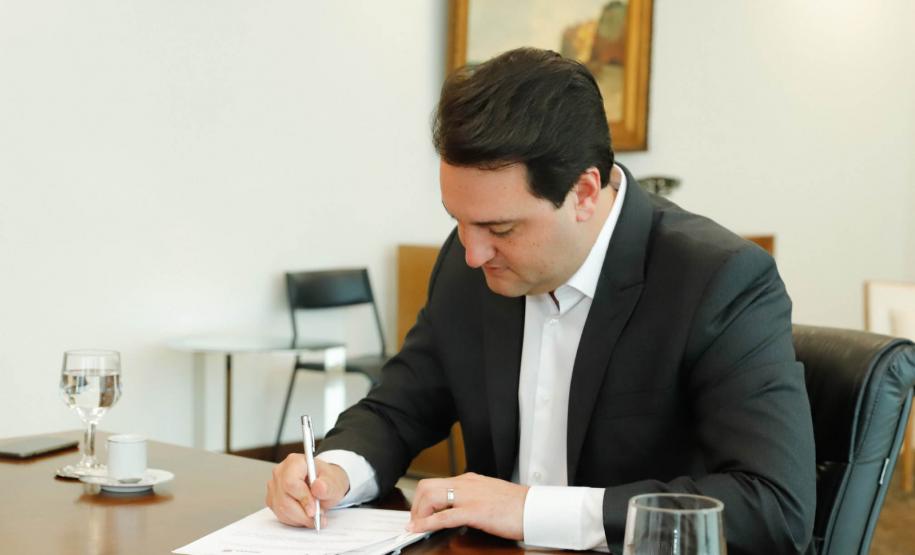 Ratinho Junior assina decreto que estabelece regras da transição para governador eleito