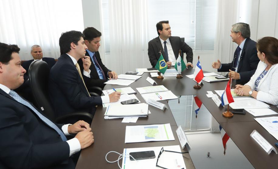 Governador apresenta a embaixadores projeto de corredor bioceânico Ratinho Junior se reuniu nesta segunda-feira (29) em Brasília com os diplomatas do Paraguai, Chile e China para tratar de projetos de infraestrutura. Ele também cumpriu agenda com o ministro da Economia, Paulo Guedes.