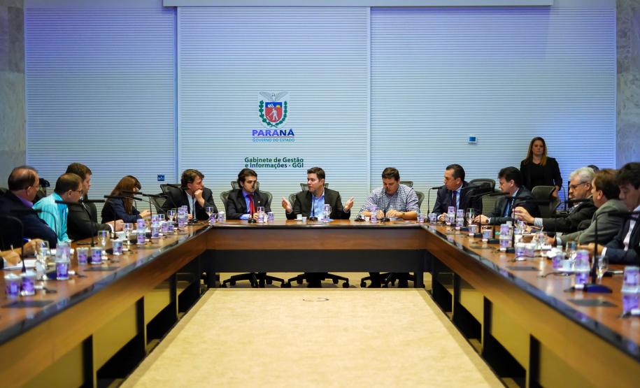 Governo apresenta plano de recuperação da PR-280 Serão destinados de imediato R$ 100 milhões para obras emergenciais e ainda este mês haverá a licitação dos projetos executivos dos trechos mais críticos da rodovia, com terceiras faixas e duplicações.