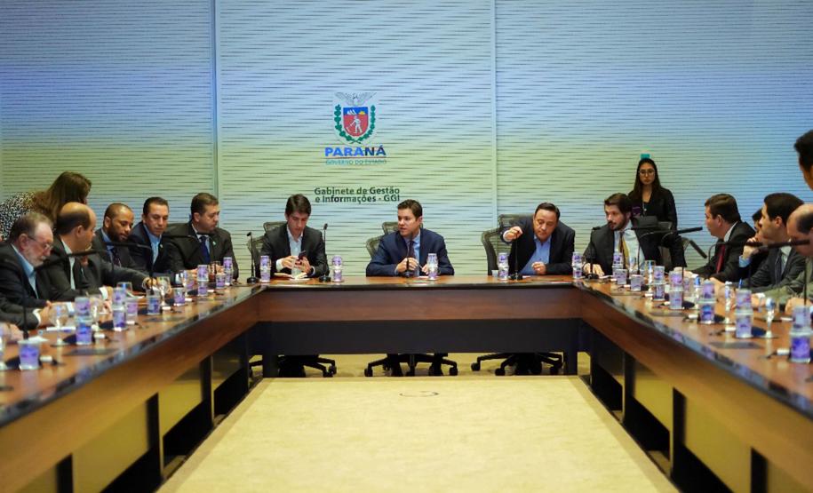 Governo e deputados atuam juntos para definir projetos prioritários Parlamentares deverão apresentar as principais demandas de suas regiões. Será formado um banco de projetos para um pacote de obras no Estado. Assunto foi tratado em reunião no Palácio Iguaçu.