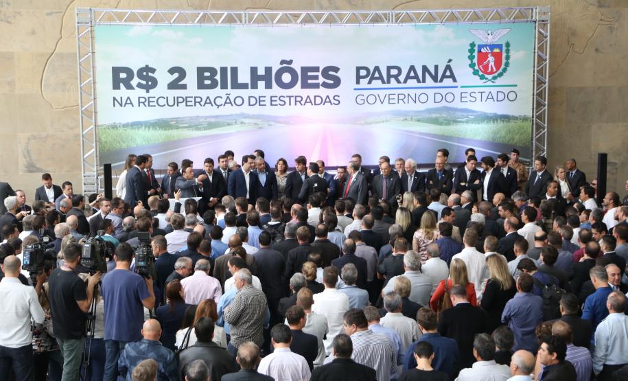 Governador anuncia R$ 2 bilhões para revitalização de rodovias Estão previstas obras em 9,8 mil quilômetros, em todas as regiões do Paraná. É o maior conjunto de obras feito com recursos próprios do Estado. Ratinho Junior disse que o programa vai garantir mais segurança e estrutura adequada para o escoamento da produção.