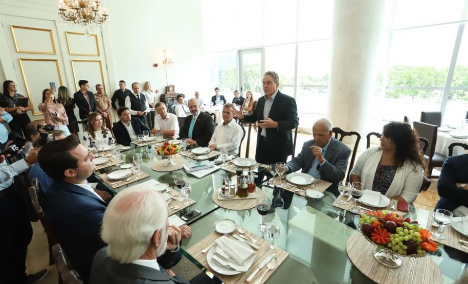 Plano de metas prevê R$ 40 bi em investimentos e 500 mil empregos Governo apresenta Plano de Metas para a bancada federal